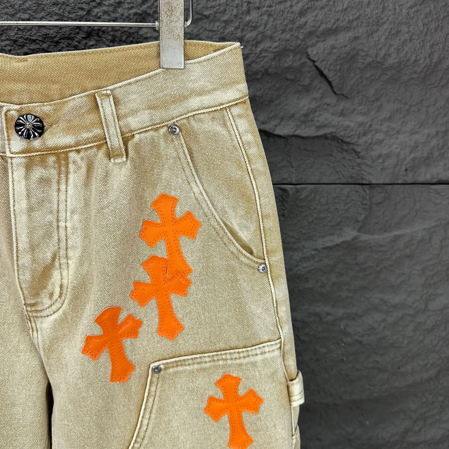 P240 GALLERY DEPT. & Croixin co-branded 2025 new limited edition spliced ​​splash-ink hand-painted orange cross patchwork couple style washed loose denim shorts 🔥High version🔥High version🔥 Original customized denim fabric, the same raw material denim fabric as the Internet celebrity star, full body splicing loose version, splash-ink hand-painted craftsmanship with multiple orange cross embroidery patchwork style designs, very high-end and stylish! The fabric feels very comfortable and these denim shorts are super versatile and look great! ! Complete three standards, same style for men and women 👫A must-have item for everyone Color: black, khaki Size: 28, 30, 32, 34, 36 (five sizes)